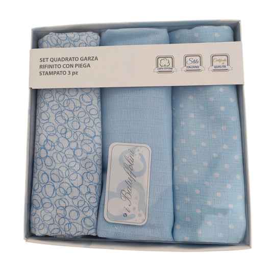 Set regalo neonato composto da 3 panni in morbida garza di cotone 100% celeste e bianco con etichetta i Batuffolini.