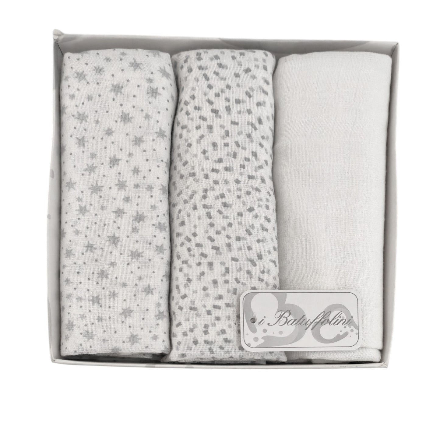 Scatola regalo contenente un set di 3 mussole per neonato del brand 'i Batuffolini' nei colori bianco e grigio: una con stampa a stelle, una con motivo a piccoli quadratini e una a tinta unita.