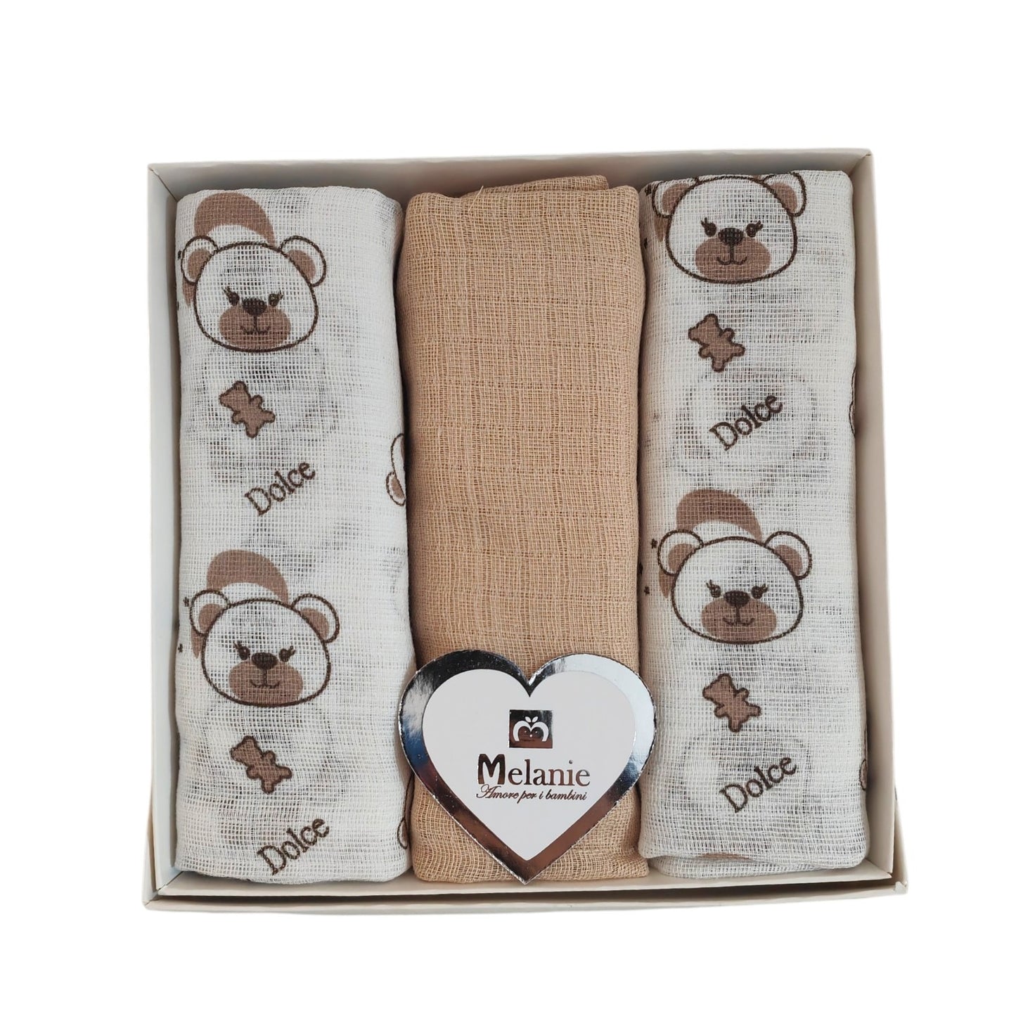 Confezione di 3 mussole per neonato in cotone. Una mussola a tinta unita beige centrale e due mussole laterali bianche con fantasia a orsetti e scritta Dolce.