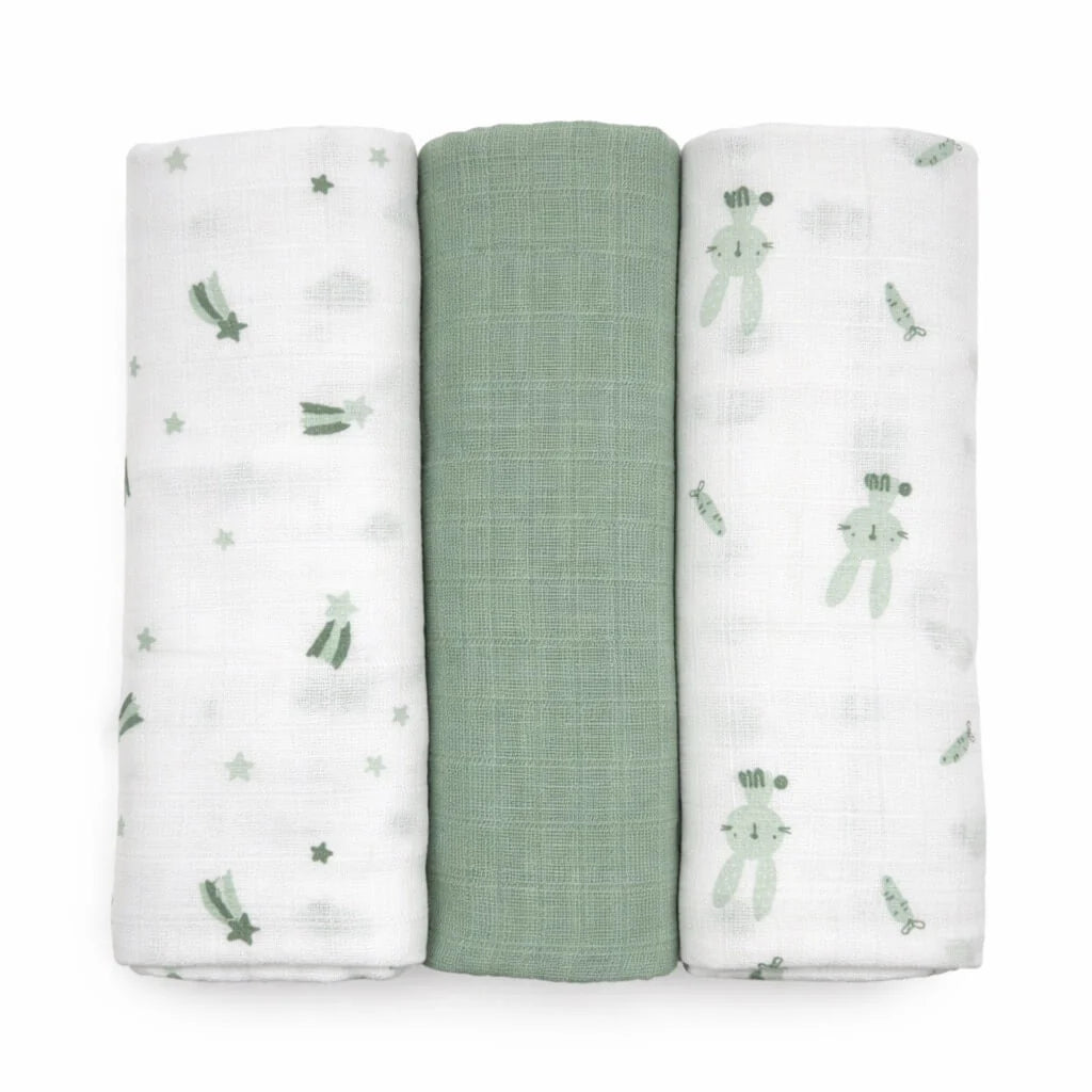 Set di 3 mussole per neonato in cotone arrotolate. Da sinistra: fantasia con stelline cadenti verde salvia, mussola a tinta unita verde salvia con trama double gauze visibile, e fantasia con coniglietti e carotine su sfondo bianco