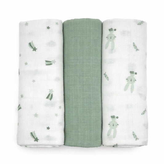 Set di 3 mussole per neonato in cotone arrotolate. Da sinistra: fantasia con stelline cadenti verde salvia, mussola a tinta unita verde salvia con trama double gauze visibile, e fantasia con coniglietti e carotine su sfondo bianco