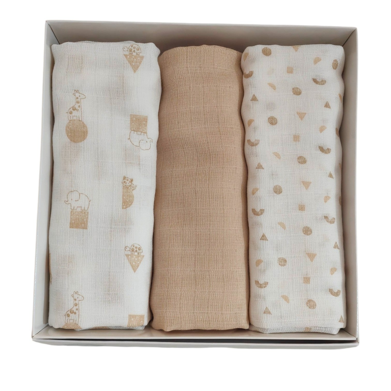 Tre morbide mussole per neonato piegate e affiancate in verticale. Da sinistra verso destra: la prima è bianca con illustrazioni beige di animali come giraffe ed elefanti; la seconda è a tinta unita in un caldo color sabbia; la terza è bianca con un pattern di piccole forme geometriche beige.