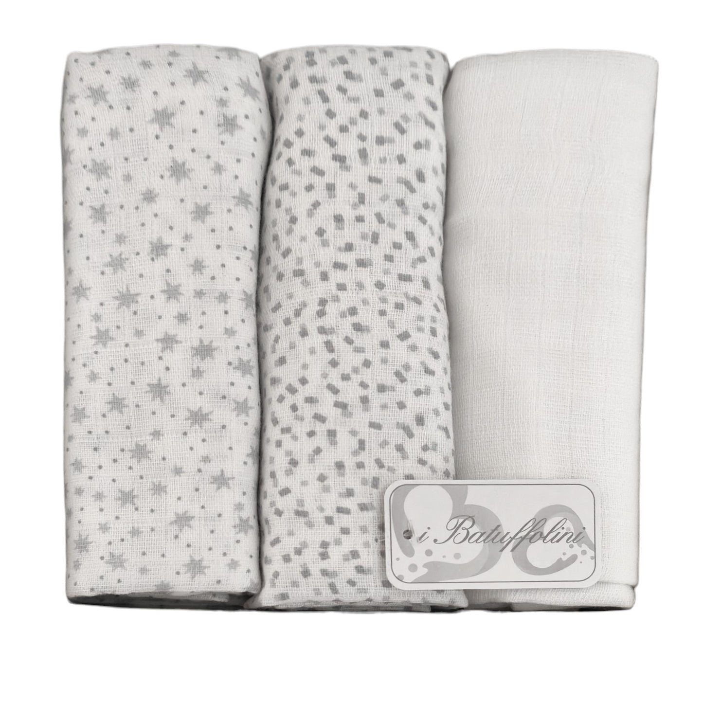 Scatola regalo contenente un set di 3 mussole per neonato del brand 'i Batuffolini' nei colori bianco e grigio: una con stampa a stelle, una con motivo a piccoli quadratini e una a tinta unita.