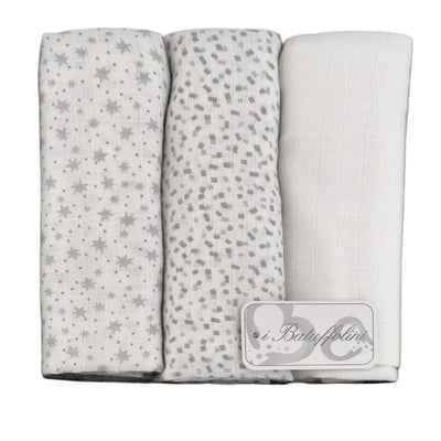 Scatola regalo contenente un set di 3 mussole per neonato del brand 'i Batuffolini' nei colori bianco e grigio: una con stampa a stelle, una con motivo a piccoli quadratini e una a tinta unita.