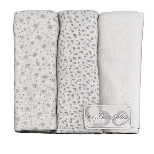 Scatola regalo contenente un set di 3 mussole per neonato del brand 'i Batuffolini' nei colori bianco e grigio: una con stampa a stelle, una con motivo a piccoli quadratini e una a tinta unita.