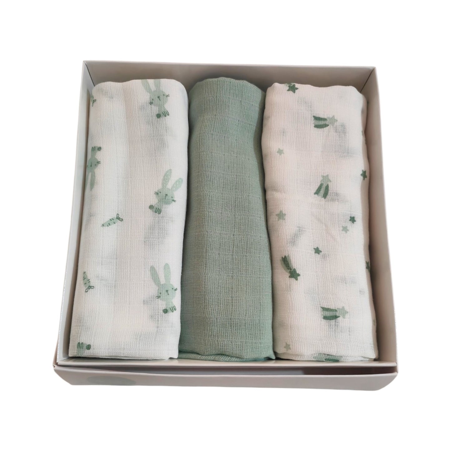Set di 3 mussole per neonato in cotone arrotolate. Da sinistra: fantasia con stelline cadenti verde salvia, mussola a tinta unita verde salvia con trama double gauze visibile, e fantasia con coniglietti e carotine su sfondo bianco