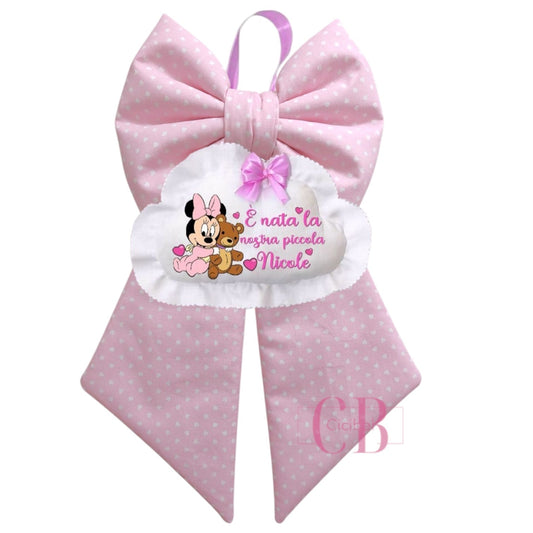Fiocco nascita in cotone rosa con cuori bianchi, pendente a forma di nuvola con Minnie.