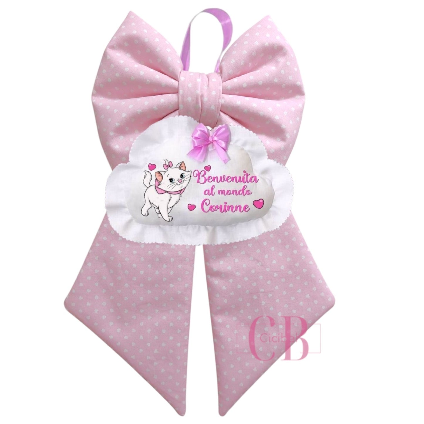 Fiocco nascita in cotone rosa con cuori bianchi, pendente a forma di nuvoletta con Minou.