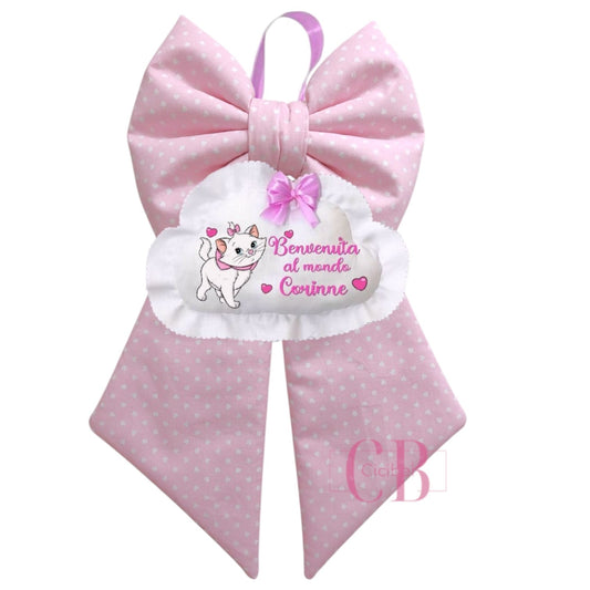 Fiocco nascita in cotone rosa con cuori bianchi, pendente a forma di nuvoletta con Minou.
