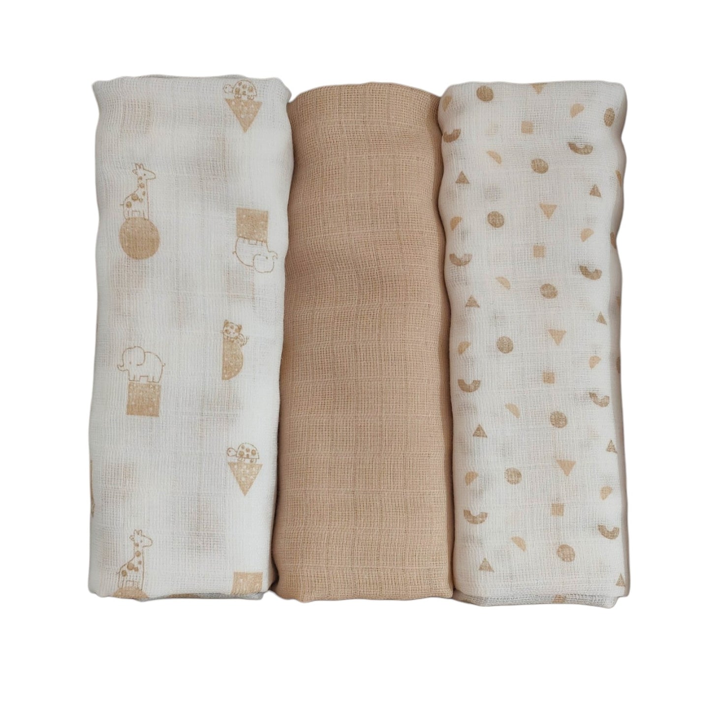 Tre morbide mussole per neonato piegate e affiancate in verticale. Da sinistra verso destra: la prima è bianca con illustrazioni beige di animali come giraffe ed elefanti; la seconda è a tinta unita in un caldo color sabbia; la terza è bianca con un pattern di piccole forme geometriche beige.