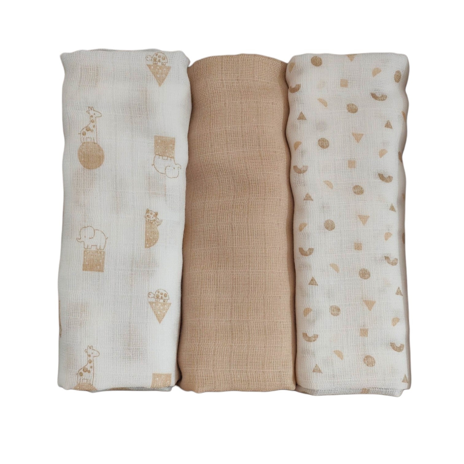 Tre morbide mussole per neonato piegate e affiancate in verticale. Da sinistra verso destra: la prima è bianca con illustrazioni beige di animali come giraffe ed elefanti; la seconda è a tinta unita in un caldo color sabbia; la terza è bianca con un pattern di piccole forme geometriche beige.