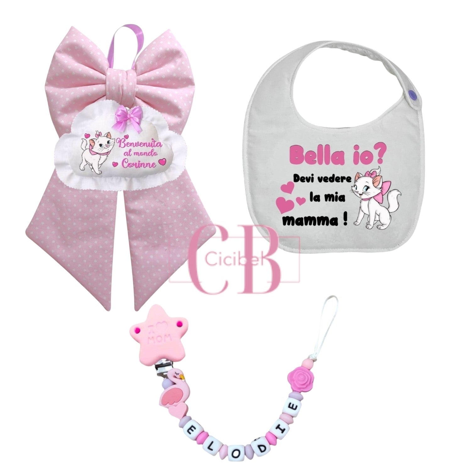 Set nascita rosa composto da : 
- catenella portaciuccio in silicone,
- fiocco nascita in cotone rosa con cuori bianchi e pendente a forma di nuvoletta
- bavaglino in cotone e spugna 