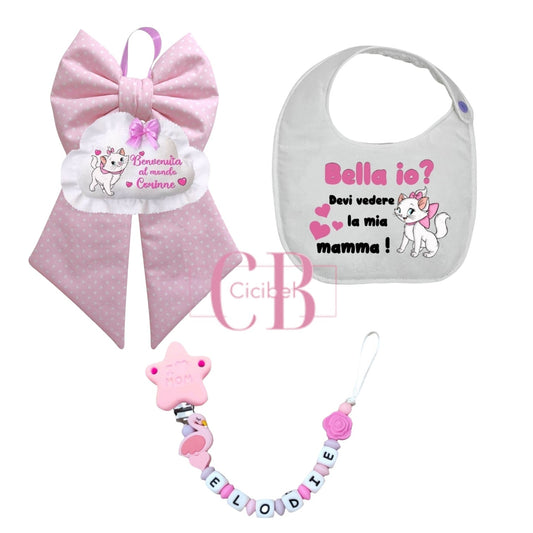 Set nascita rosa composto da : 
- catenella portaciuccio in silicone,
- fiocco nascita in cotone rosa con cuori bianchi e pendente a forma di nuvoletta
- bavaglino in cotone e spugna 