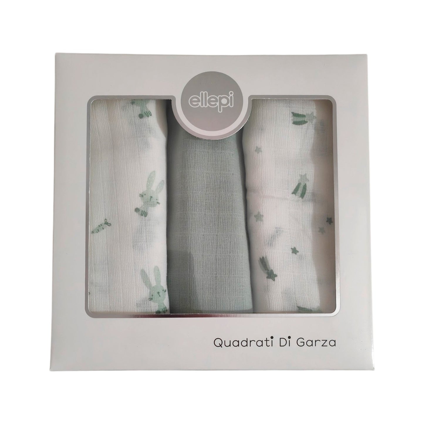 Set di 3 mussole per neonato in cotone arrotolate. Da sinistra: fantasia con stelline cadenti verde salvia, mussola a tinta unita verde salvia con trama double gauze visibile, e fantasia con coniglietti e carotine su sfondo bianco