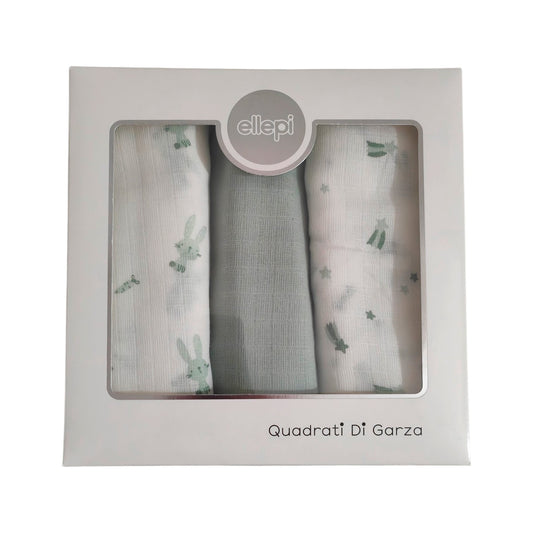 Set di 3 mussole per neonato in cotone arrotolate. Da sinistra: fantasia con stelline cadenti verde salvia, mussola a tinta unita verde salvia con trama double gauze visibile, e fantasia con coniglietti e carotine su sfondo bianco
