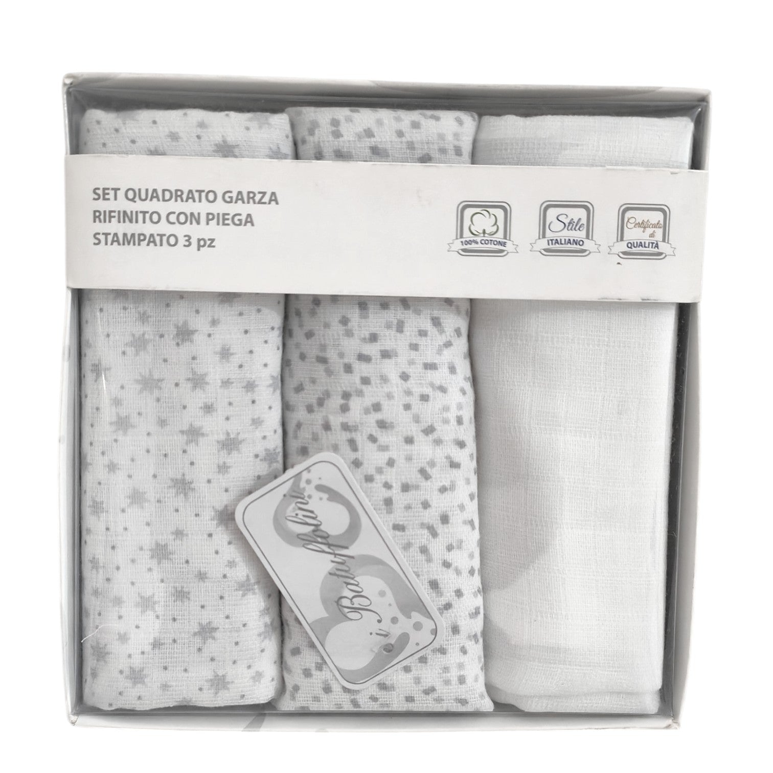 Scatola regalo contenente un set di 3 mussole per neonato del brand 'i Batuffolini' nei colori bianco e grigio: una con stampa a stelle, una con motivo a piccoli quadratini e una a tinta unita.