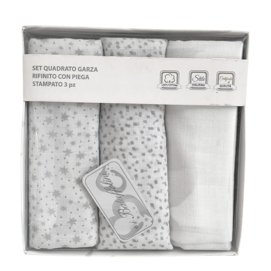 Scatola regalo contenente un set di 3 mussole per neonato del brand 'i Batuffolini' nei colori bianco e grigio: una con stampa a stelle, una con motivo a piccoli quadratini e una a tinta unita.