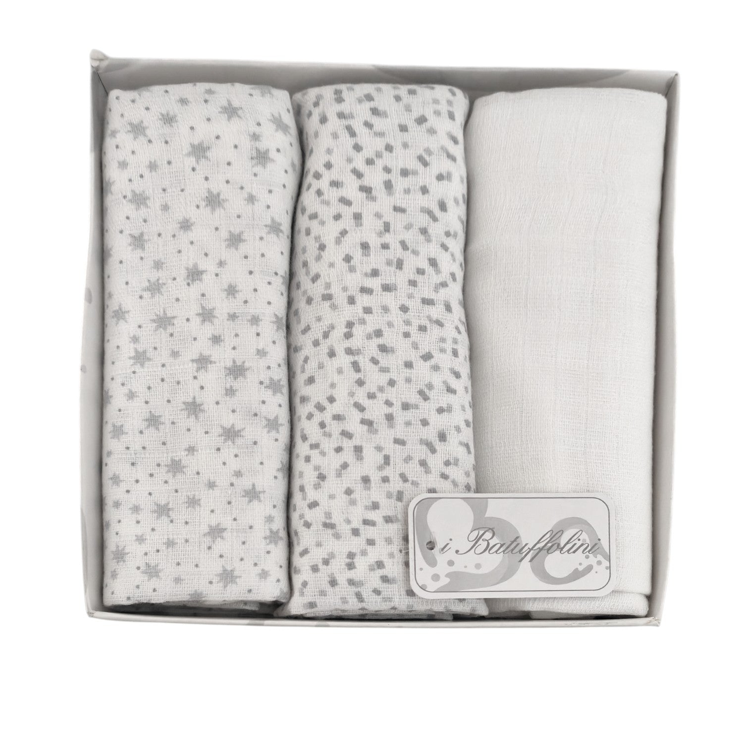 Scatola regalo contenente un set di 3 mussole per neonato del brand 'i Batuffolini' nei colori bianco e grigio: una con stampa a stelle, una con motivo a piccoli quadratini e una a tinta unita.