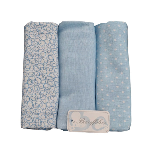 Set regalo neonato composto da 3 panni in morbida garza di cotone 100% celeste e bianco con etichetta i Batuffolini.